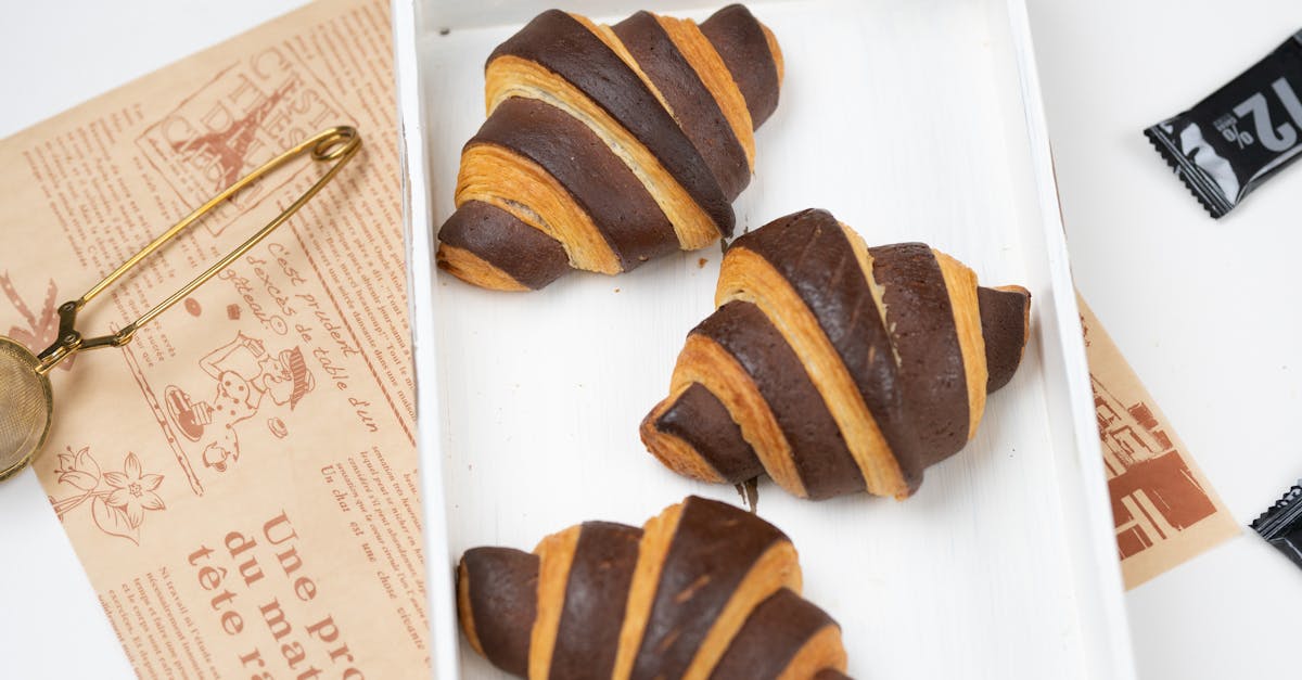 découvrez le plaisir irrésistible des croissants au chocolat, alliant une pâte feuilletée légère et croustillante à un cœur fondant de chocolat savoureux. idéaux pour le petit-déjeuner ou une pause gourmande, ces délices sucrés raviront vos papilles. une expérience pâtissière incontournable à savourer!