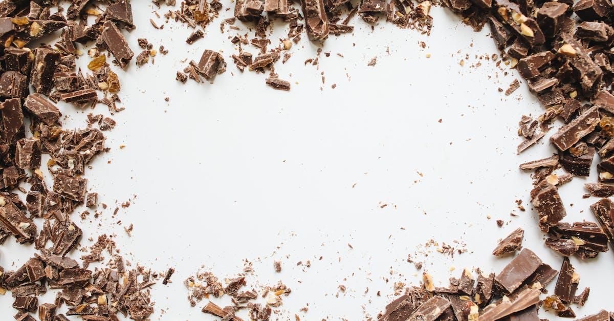 découvrez l'art des copeaux de chocolat, une délicieuse touche finale pour vos desserts. parfaits pour décorer vos gâteaux, tartes ou glaces, ces éclats savoureux ajoutent une texture croustillante et un goût raffiné à vos créations culinaires.