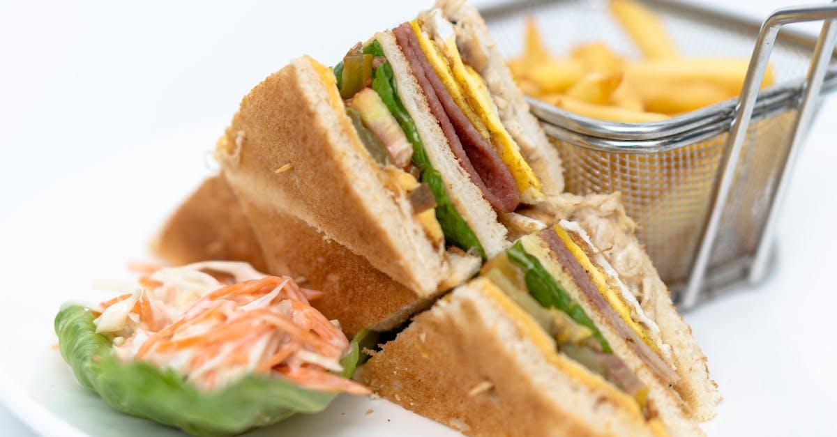 découvrez le plaisir savoureux d'un club sandwich, un classique de la gastronomie qui allie plusieurs couches de pain grillé, de dinde, de bacon, de laitue et de tomates. parfait pour un déjeuner copieux ou un repas rapide, il saura ravir les amateurs de cuisine simple et gourmande.