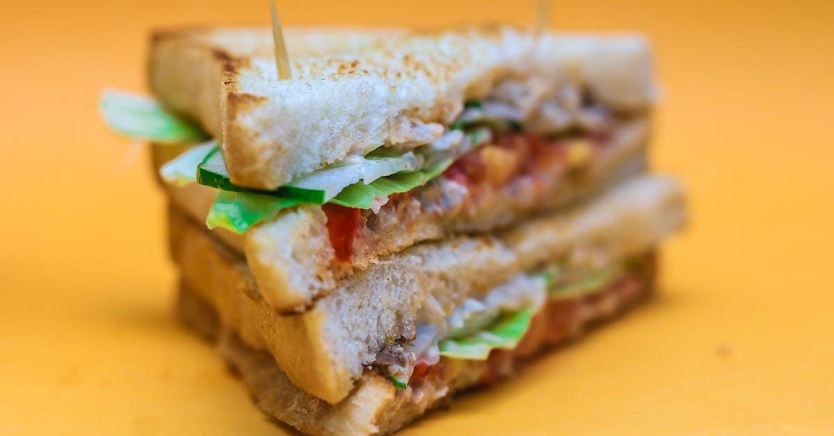 découvrez notre délicieux club sandwich, une parfaite combinaison de pains croustillants, de volaille juteuse, de bacon savoureux et de légumes frais. idéal pour un déjeuner rapide ou un encas gourmand !