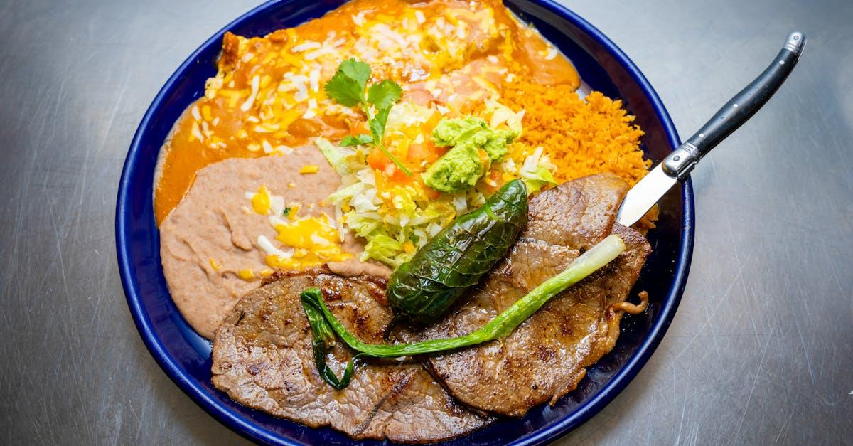 découvrez la recette authentique des enchiladas, un plat mexicain savoureux composé de tortillas garnies de viande, de légumes et de fromage, le tout nappé d'une délicieuse sauce épicée. parfait pour un repas convivial en famille ou entre amis !