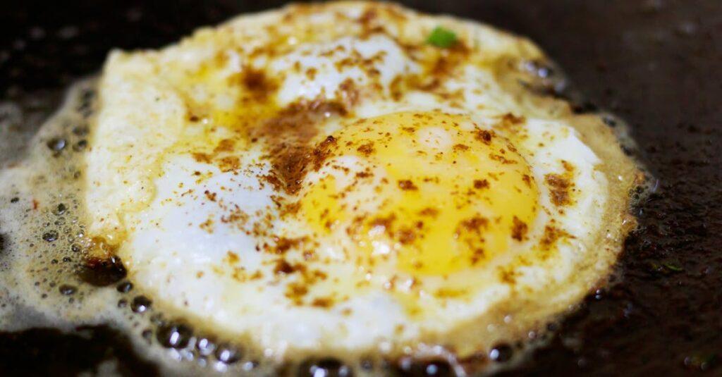 Comment réussir la cuisson des œufs sur le plat