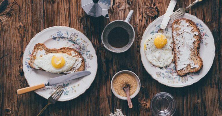 découvrez la recette parfaite pour préparer des œufs au plat savoureux et croustillants. apprenez des astuces pour obtenir un jaune d'œuf coulant et un blanc bien doré, idéaux pour accompagner vos petits déjeuners, brunchs ou plats gourmands.