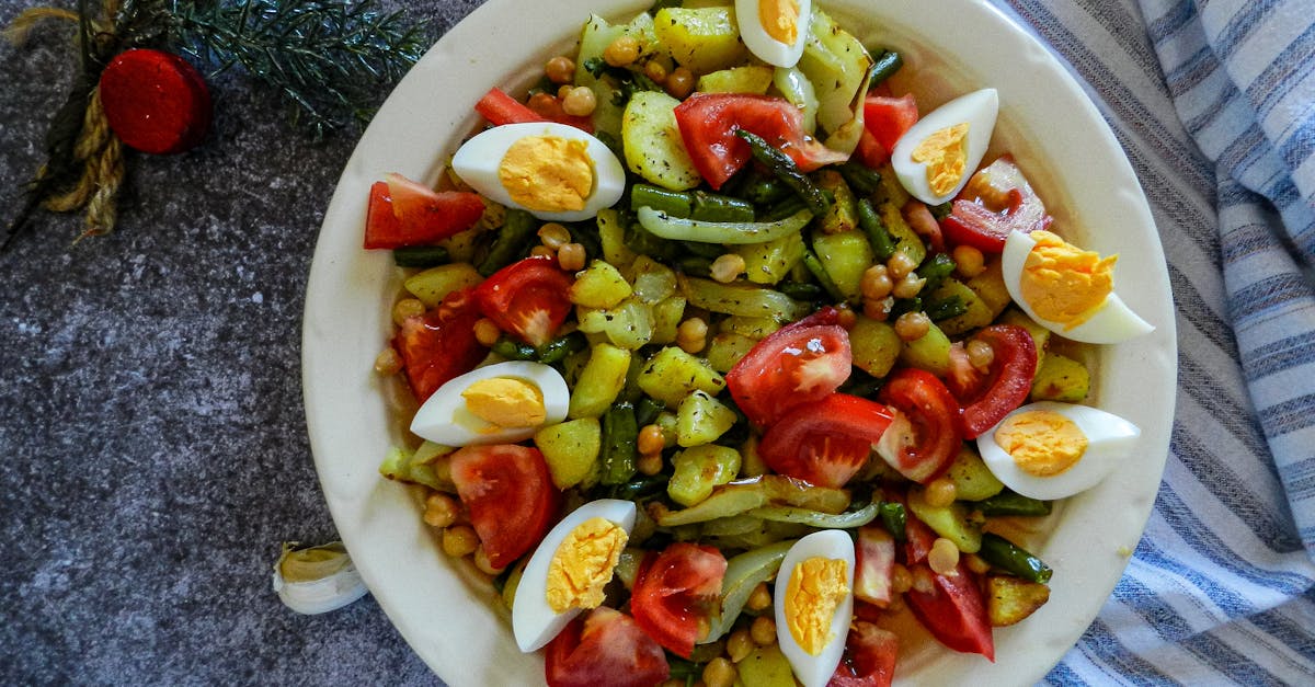 découvrez comment préparer des œufs durs parfaits avec notre guide étape par étape. apprenez les méthodes de cuisson, les astuces pour un épluchage facile et des recettes délicieuses pour savourer ces œufs riches en protéines.
