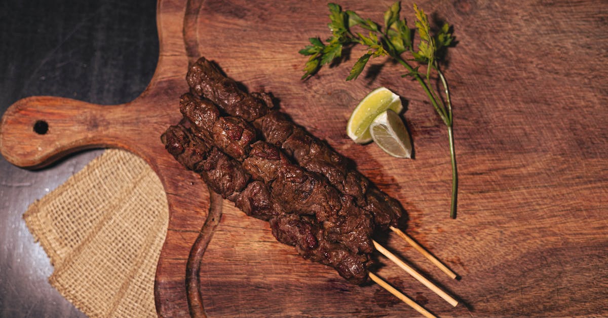 découvrez notre recette de kebab fait maison, savoureuse et facile à réaliser. préparez votre propre pain pita, garnissez-le de viandes grillées, de légumes frais et d'une sauce délicieuse. régalez-vous avec ce plat incontournable pour vos repas en famille ou entre amis.