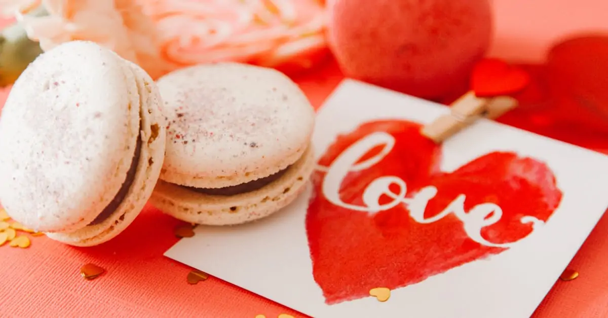 découvrez l'univers délicat des macarons : ces douceurs à la texture légère et croquante, garnies de saveurs variées allant de la framboise au chocolat, parfaites pour toutes les occasions. laissez-vous séduire par ces petites merveilles sucrées qui enchanteront vos papilles.