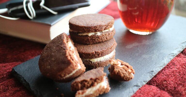 découvrez l'univers des macarons, ces délicieuses petites douceurs françaises à la meringue, alliant légèreté et goût raffiné. apprenez à les préparer chez vous avec nos recettes et astuces, ou trouvez les meilleures adresses pour déguster ces gourmandises colorées en toute occasion.