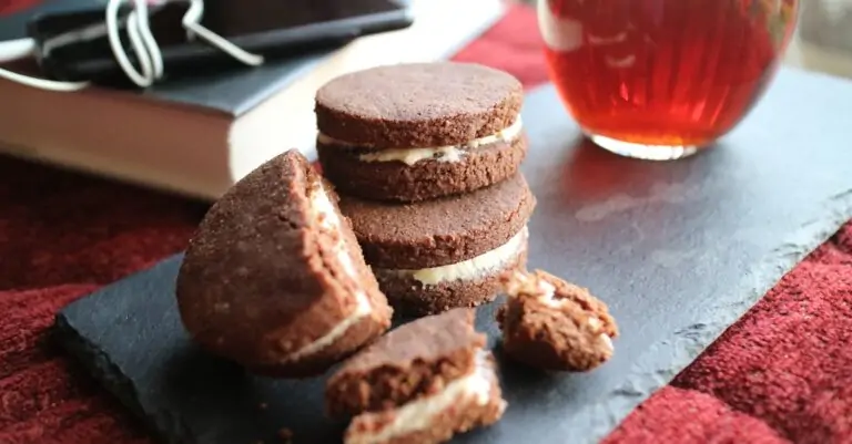 découvrez l'univers des macarons, ces délicieuses petites douceurs françaises à la meringue, alliant légèreté et goût raffiné. apprenez à les préparer chez vous avec nos recettes et astuces, ou trouvez les meilleures adresses pour déguster ces gourmandises colorées en toute occasion.