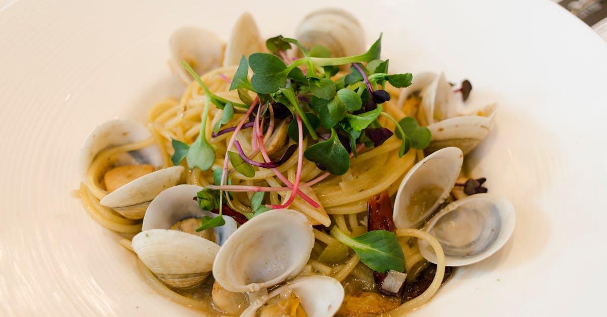 découvrez nos délicieuses croustades aux moules, une harmonie parfaite entre la finesse des fruits de mer et le croustillant de la pâte. idéales en entrée ou en plat principal, ces croustades séduiront vos invités par leur saveur unique et leur présentation élégante. à déguster sans modération!
