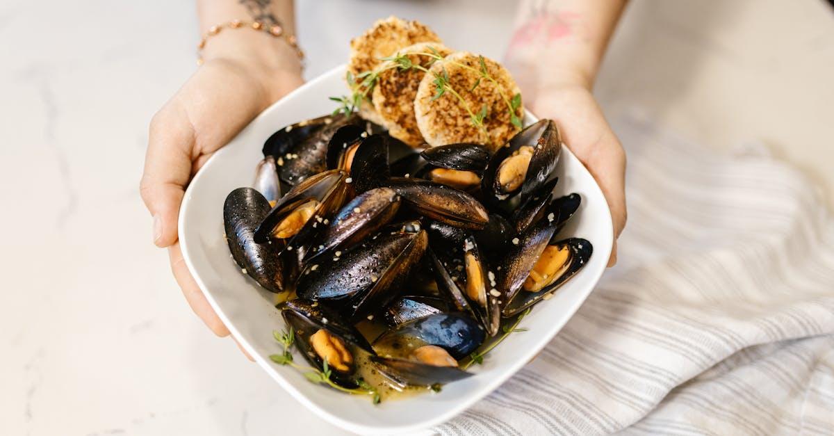 découvrez la délicieuse saveur des moules, un fruit de mer riche en nutriments. apprenez à les cuisiner avec des recettes variées et savoureuses, parfaites pour toutes les occasions. voyagez au cœur des saveurs maritimes et savourez des plats raffinés à base de moules.
