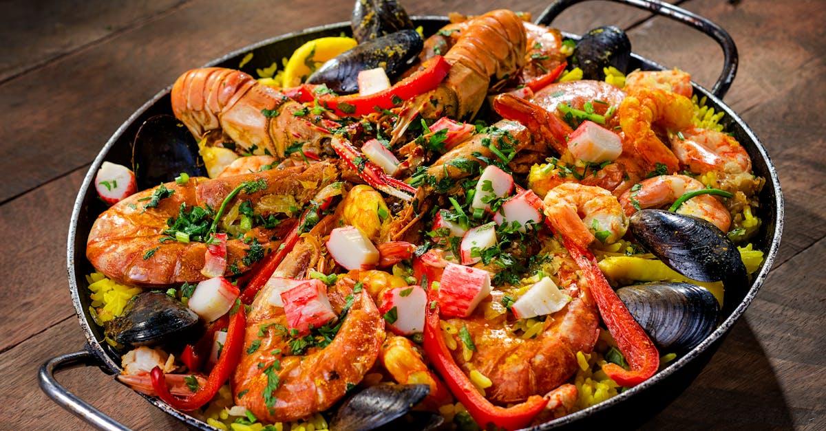 découvrez la paella, plat traditionnel espagnol riche en saveurs. éveillez vos papilles avec ce mélange parfait de riz, fruits de mer, viandes et épices, préparé avec amour pour un voyage culinaire inoubliable.