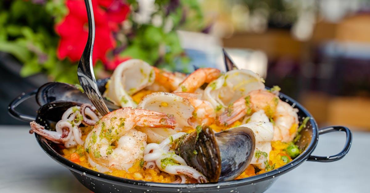 découvrez la délicieuse paella, un plat emblématique de la cuisine espagnole. savourez un mélange savoureux de riz, fruits de mer, viandes et légumes, le tout parfumé aux épices typiques. idéale pour vos repas en famille ou entre amis, la paella est un véritable bonheur culinaire à partager.
