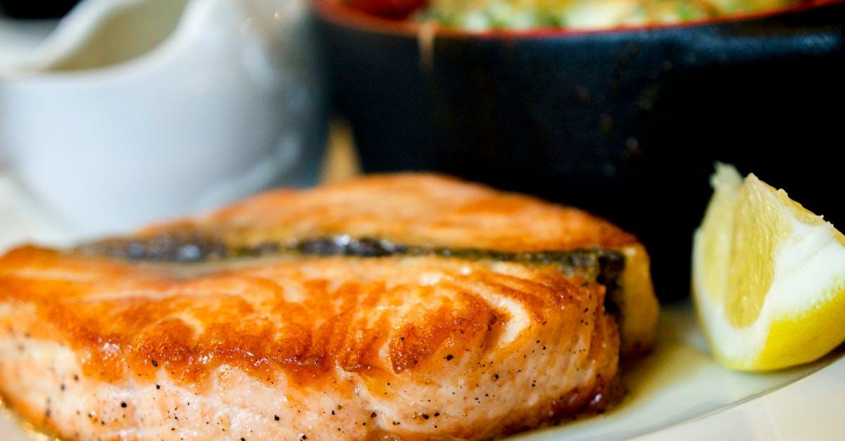 découvrez notre recette de saumon poêlé croustillant, un plat savoureux et simple à préparer. apprenez à maîtriser la cuisson parfaite de ce poisson riche en oméga-3, accompagné d'aromates frais et d'une délicieuse sauce qui ravira vos papilles.
