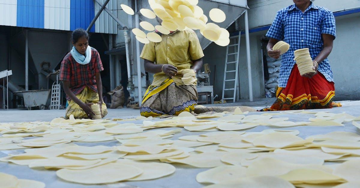 découvrez le délice des papadums, des galettes croustillantes et savoureuses, parfaites pour accompagner vos plats indiens ou pour être dégustées en apéritif. préparez-vous à un voyage gustatif unique avec ces snacks légers et polyvalents !