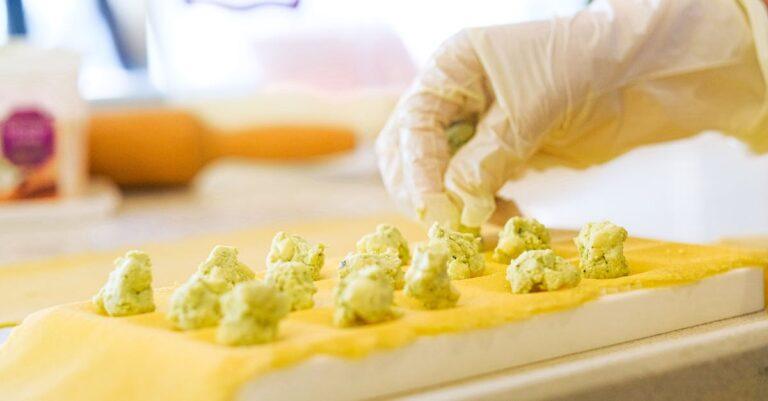 découvrez l'art de la cuisine des pâtes avec nos recettes délicieuses et faciles à réaliser. apprenez des techniques culinaires essentielles pour préparer des plats savoureux qui raviront vos invités. laissez libre cours à votre créativité et explorez des combinaisons uniques d'ingrédients pour sublimer vos pâtes.