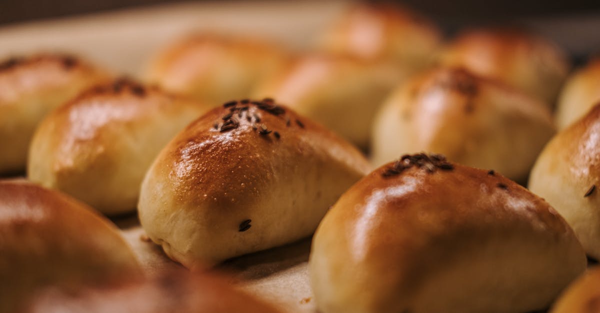 découvrez les secrets du glaçage pâtissier pour sublimer vos desserts. apprenez les techniques essentielles et les recettes incontournables pour réaliser des finitions brillantes et appétissantes sur vos pâtisseries.