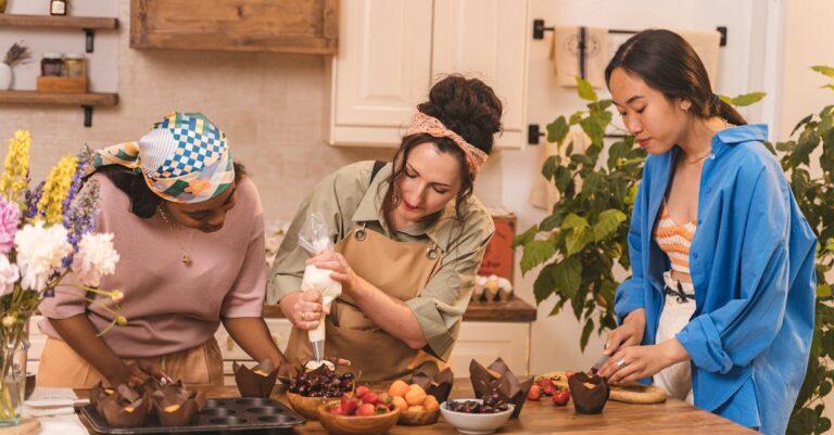 découvrez notre sélection de poches à douilles, idéales pour la décoration de gâteaux, cupcakes et autres créations pâtissières. grâce à leur design ergonomique et leur matériaux résistants, réalisez des embellissements avec précision et facilité. parfaites pour les chefs pâtissiers amateurs et professionnels.