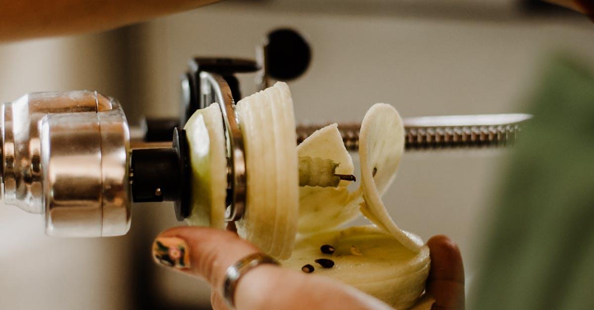 découvrez l'art du décorticage des pistaches, une étape essentielle pour savourer pleinement cette délicieuse noix. apprenez les meilleures techniques et astuces pour peler vos pistaches facilement et efficacement.