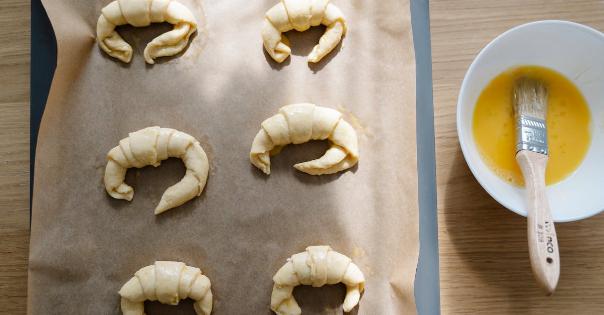 découvrez l'univers de la pâte feuilletée, ce délice croustillant et léger qui ravira vos papilles. apprenez à préparer des recettes variées et savoureuses allant des viennoiseries aux plats salés. laissez-vous séduire par la magie de la feuilletage et étonnez vos invités avec des créations gourmandes.
