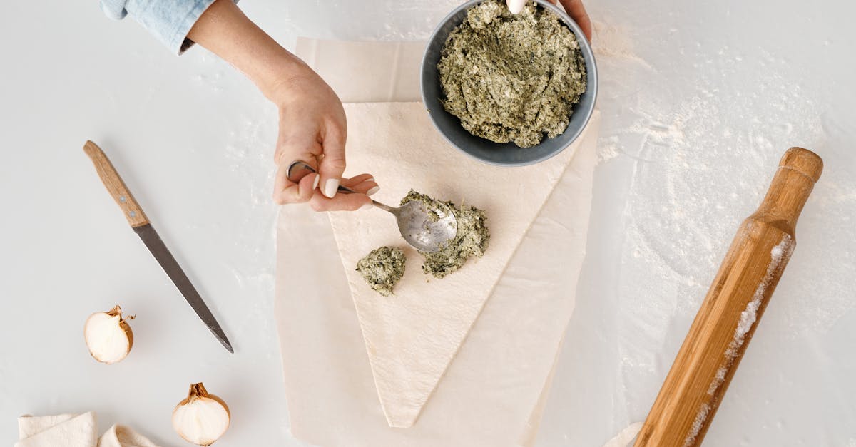 découvrez l'art de la pâte feuilletée ! apprenez à réaliser des délices croustillants et savoureux grâce à notre guide complet sur la préparation de la puff pastry. idéal pour des recettes sucrées et salées, maîtrisez cette technique culinaire pour impressionner vos invités.
