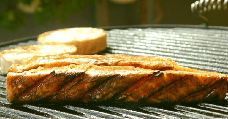 découvrez l'art du grillage du saumon pour des plats savoureux et sains. des recettes faciles et des conseils pour réussir à coup sûr vos grillades de saumon, que ce soit en cuisine ou lors de vos barbecues.