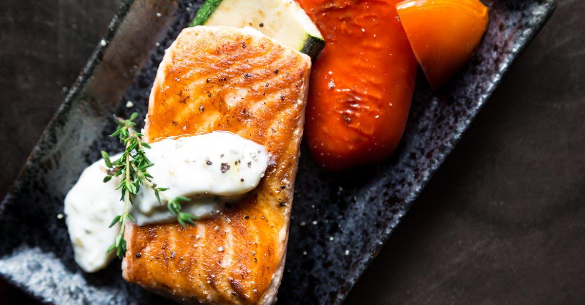 découvrez les multiples bienfaits et recettes du saumon, un poisson savoureux et santé qui s'adapte à toutes vos envies culinaires. apprenez à le cuisiner de manière simple et délicieuse.