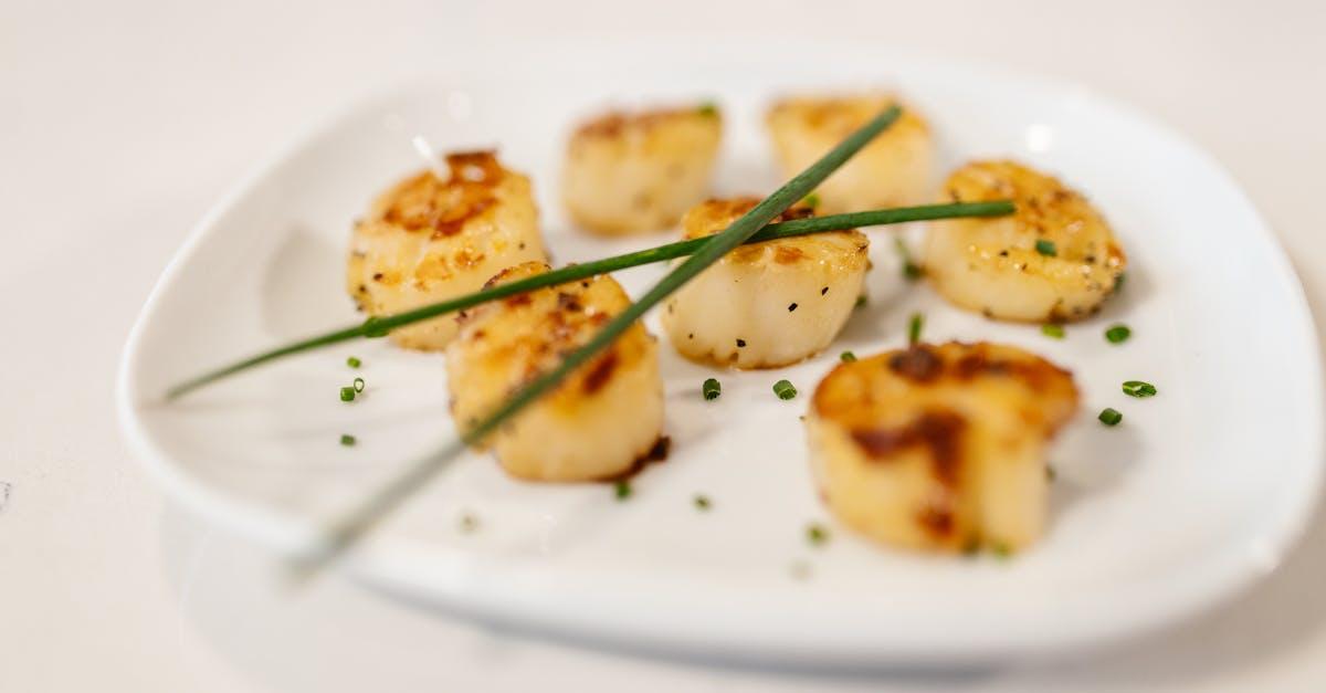 découvrez le délice des saint-jacques, un fruit de mer savoureux et raffiné. apprenez à les préparer parfaitement pour sublimer vos plats et impressionner vos convives avec des recettes faciles et créatives.