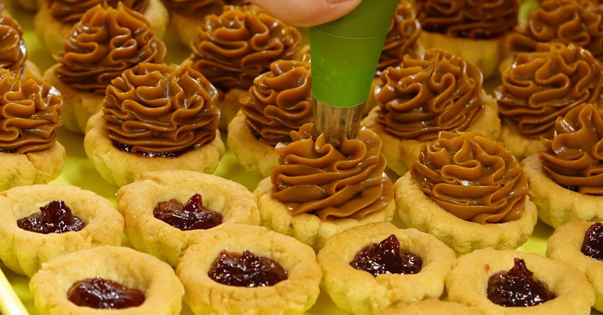 découvrez la technique idéale pour réaliser des garnitures de tartes savoureuses et créatives. apprenez à marier les saveurs et à obtenir une texture parfaite pour épater vos convives.