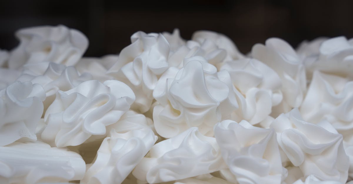 découvrez comment réussir des blancs d'œufs en neige parfaitement montés pour vos recettes de pâtisserie. apprenez les astuces pour atteindre une texture légère et aérienne, idéale pour vos desserts comme les meringues et les mousses.