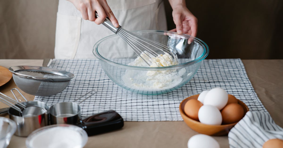 découvrez l'art du whipping, une technique de cuisine passionnante qui transforme vos plats en créations légères et aérées. apprenez les astuces et recettes pour réussir à coup sûr cette méthode culinaire qui ravira vos invités.
