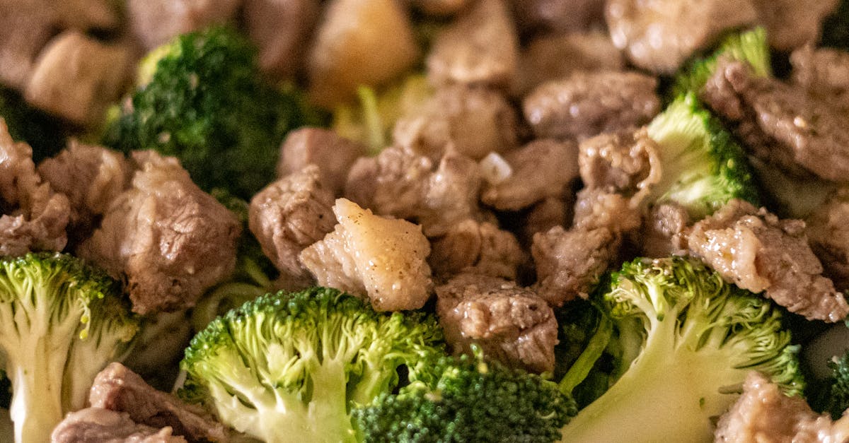 découvrez la recette traditionnelle du bœuf bourguignon, un plat mijoté savoureux agrémenté de vin rouge, de légumes et d'aromates, idéal pour réchauffer vos soirées. apprenez à le préparer facilement et régalez vos convives avec cette spécialité culinaire française.