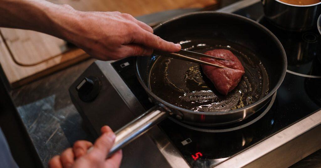découvrez la recette parfaite pour un rôti de bœuf juteux et savoureux. idéal pour vos repas en famille ou entre amis, ce plat traditionnel allie tendreté et goût irrésistible. suivez nos conseils pour réussir ce classique de la cuisine !
