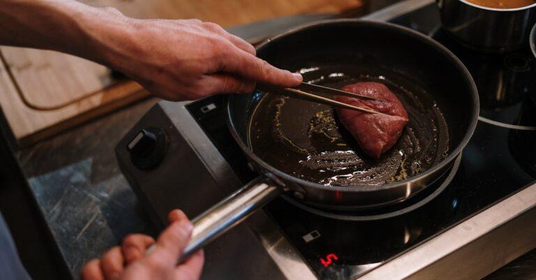 découvrez la recette parfaite pour un rôti de bœuf juteux et savoureux. idéal pour vos repas en famille ou entre amis, ce plat traditionnel allie tendreté et goût irrésistible. suivez nos conseils pour réussir ce classique de la cuisine !