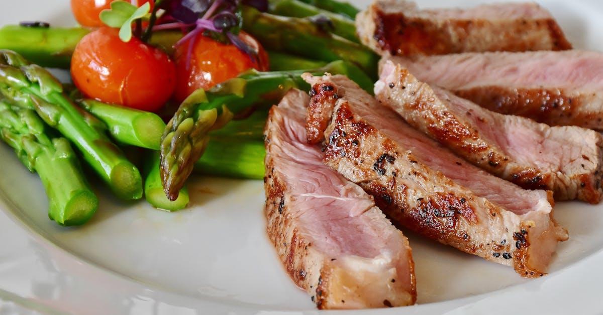 découvrez la recette classique du beef wellington, un plat raffiné à base de filet de bœuf mariné, enveloppé dans une couche délicate de champignons et de pâte feuilletée dorée. parfait pour impressionner vos invités lors d'occasions spéciales !