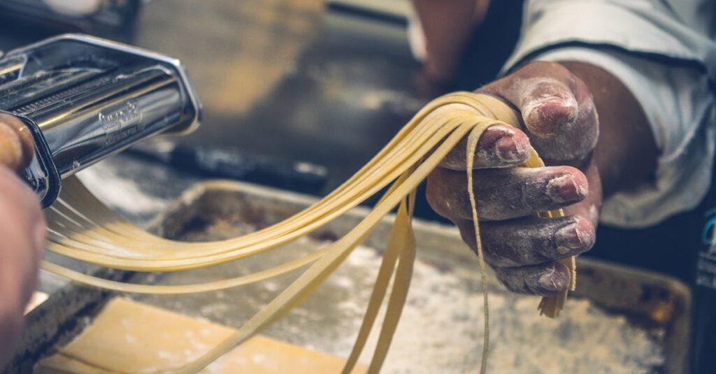 découvrez notre recette de pâte faite maison, simple et délicieuse, idéale pour toutes vos créations culinaires. apprenez à maîtriser l'art de la cuisson avec une pâte fraîche, parfaite pour pizzas, tartes et bien plus encore !