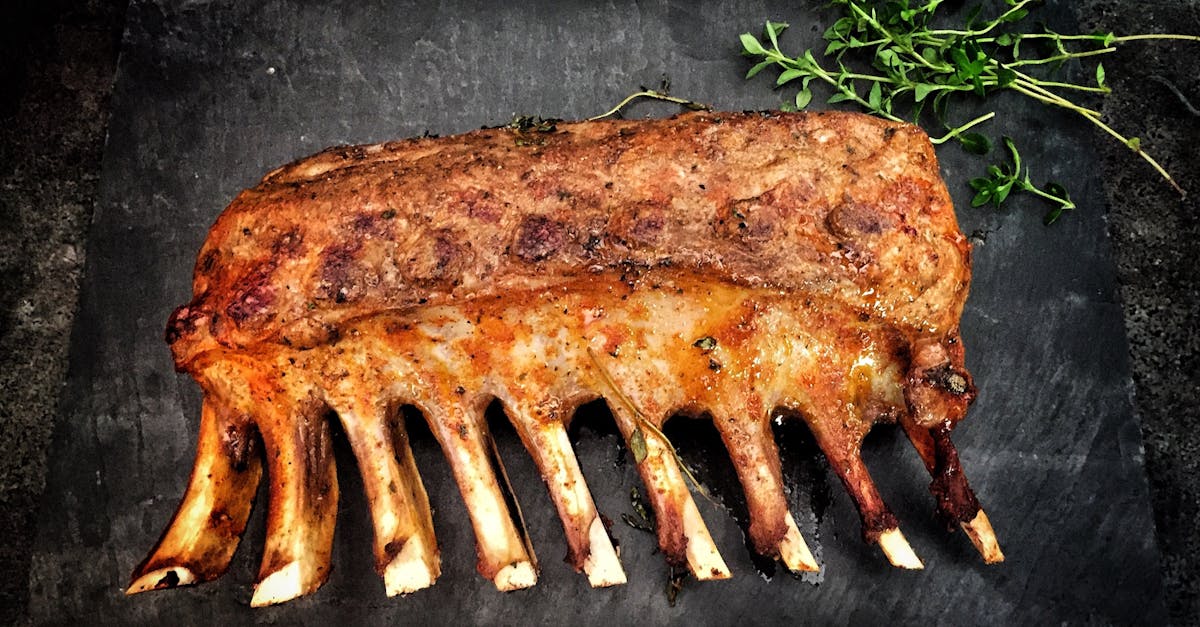 découvrez des recettes délicieuses de côtes de porc, parfaites pour un repas savoureux. apprenez à cuire vos côtes de porc à la perfection avec des marinades et des accompagnements qui raviront vos invités.