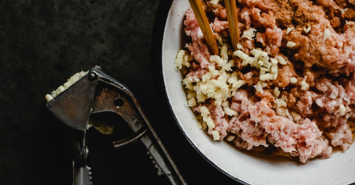 découvrez des recettes savoureuses de côtelettes de porc, parfaites pour vos repas en famille ou vos dîners entre amis. apprenez à les cuisiner de manière simple et délicieuse avec des conseils et astuces pour une viande tendre et juteuse.