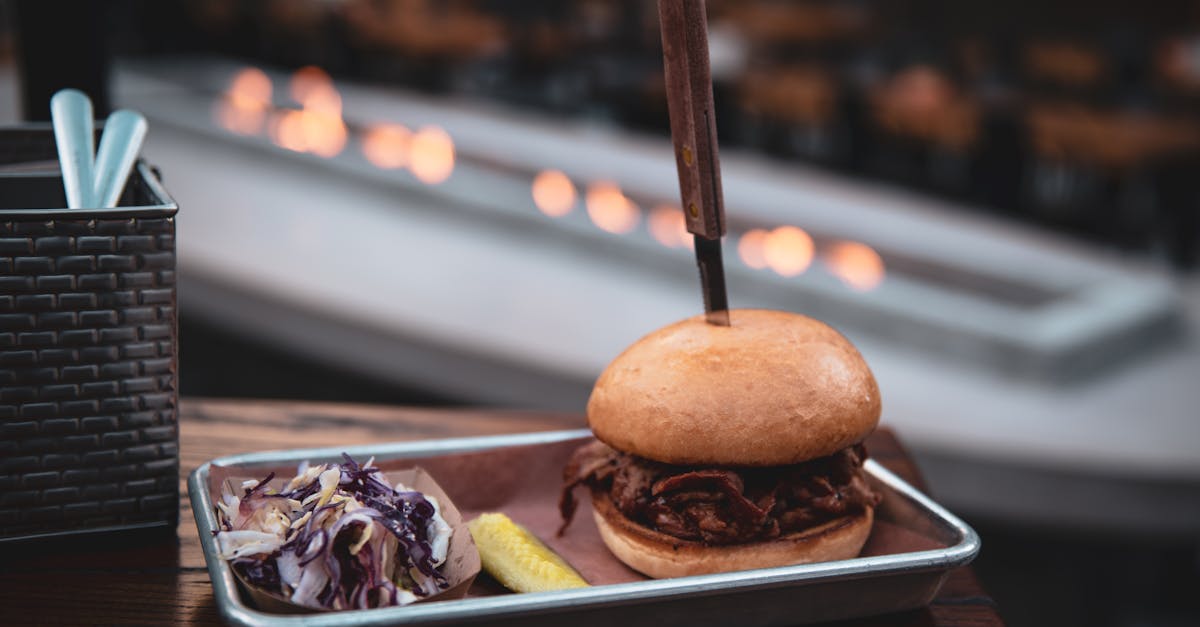 découvrez notre délicieuse recette de pulled pork, un plat savoureux à base de porc effiloché, mariné et cuit lentement. idéal pour les repas en famille ou entre amis, ce délice s'accompagne parfaitement de pains moelleux et de garnitures variées. laissez-vous tenter par cette expérience culinaire réconfortante et pleine de saveurs !