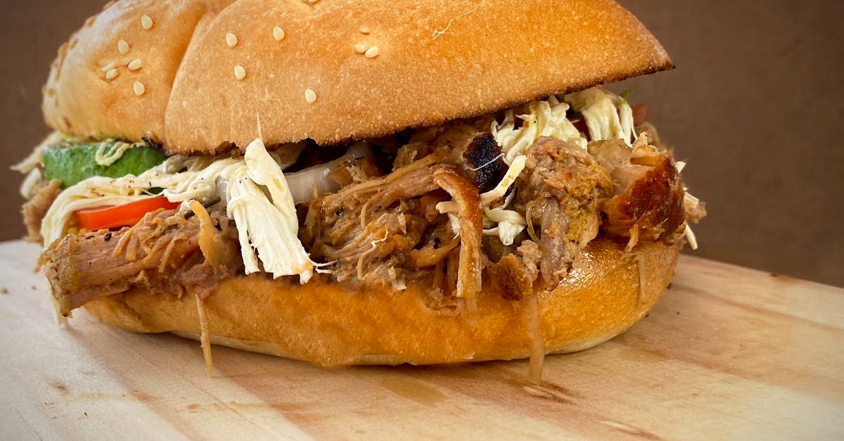 découvrez la recette délicieuse du pulled pork, un plat savoureux à base de porc lentement cuit, émietté et assaisonné de manière irrésistible. parfait pour vos repas en famille ou vos barbecues entre amis, le pulled pork saura ravir vos papilles avec son goût riche et sa texture tendre.
