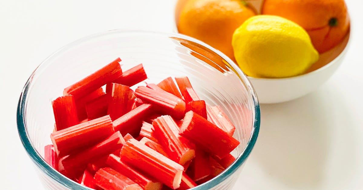 découvrez l'univers de la rhubarbe, cette plante aux tiges savoureuses et acidulées. apprenez à cuisiner et à déguster la rhubarbe à travers des recettes délicieuses, des conseils de culture et des astuces pour la conserver. un voyage gustatif incontournable pour les amateurs de fruits et de desserts.