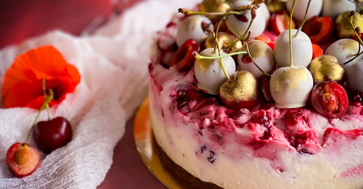 découvrez tout sur la rhubarbe, une plante aux tiges acidulées et croquantes, idéale pour vos desserts et recettes sucrées. apprenez les astuces de culture, les bienfaits nutritionnels et les meilleures façons de l'incorporer dans vos plats.