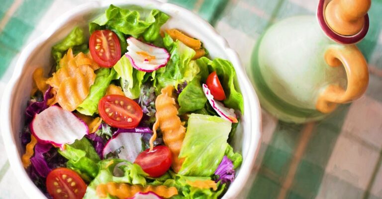 découvrez une variété de recettes de salades délicieuses et nutritives. que vous cherchiez une salade fraîche pour l'été ou des mélanges réconfortants pour l'hiver, trouvez l'inspiration pour vos repas sains et savoureux.