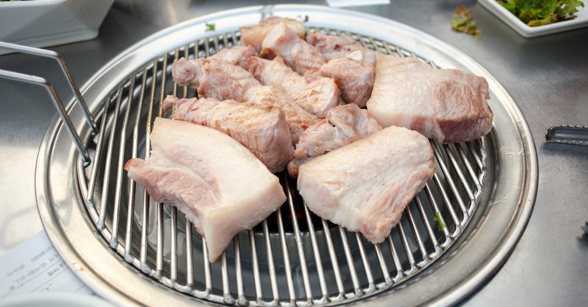 découvrez notre délicieuse recette de côtelettes de veau, tendres et savoureuses, accompagnées d'une sauce aromatique qui ravira vos papilles. idéales pour un dîner élégant ou un repas en famille, nos côtelettes de veau sont faciles à préparer et apportent une touche gourmet à votre table.