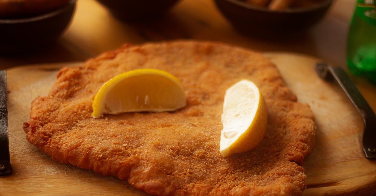 découvrez les délices du wiener schnitzel, ce plat classique autrichien à base d'escalope de veau panée, dorée à la perfection. savourez cette spécialité servie avec des accompagnements traditionnels et un zeste de citron, idéale pour un repas gourmand et réconfortant.