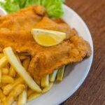 découvrez la délicieuse recette du wiener schnitzel, un plat traditionnel autrichien à base de viande tendre, panée et dorée à la perfection. apprenez à le préparer chez vous et savourez ce plat emblématique accompagnée de quartier de citron et de persil frais.