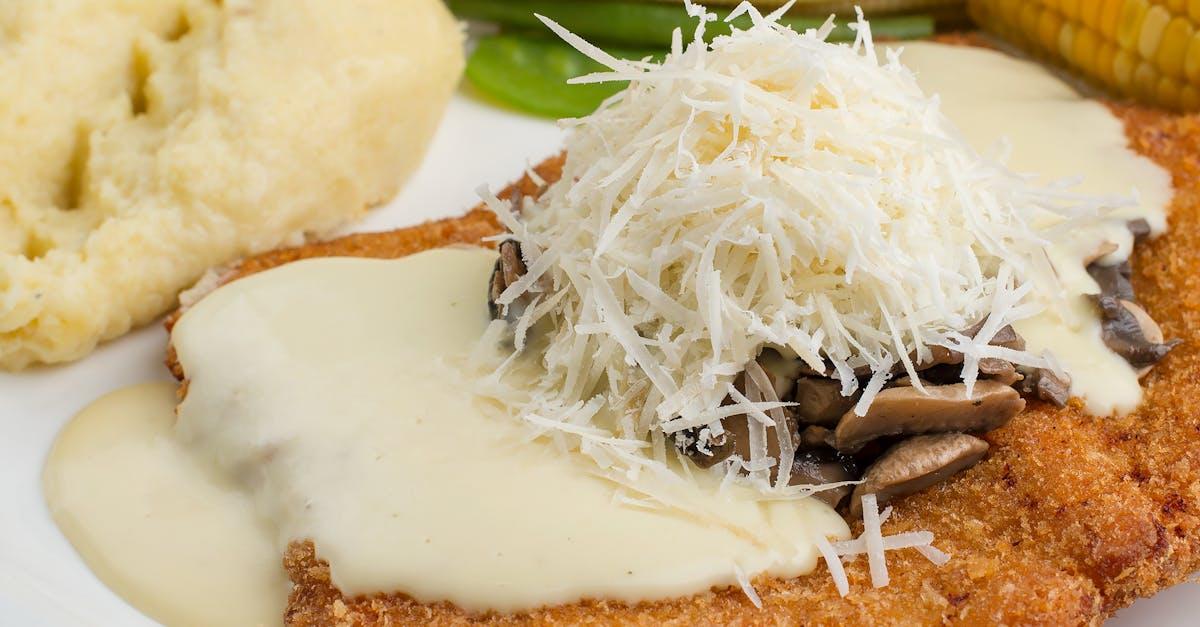 découvrez le wiener schnitzel, un plat traditionnel autrichien à base de viande de veau panée, dorée à la perfection et servie avec un filet de citron et des accompagnements savoureux. un délice incontournable pour les amateurs de cuisine authentique!