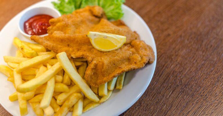 découvrez la délicieuse recette du wiener schnitzel, un plat traditionnel autrichien à base de viande tendre, panée et dorée à la perfection. apprenez à le préparer chez vous et savourez ce plat emblématique accompagnée de quartier de citron et de persil frais.