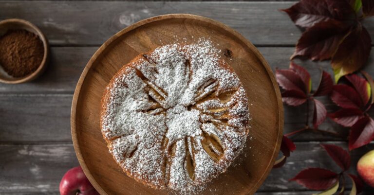 découvrez notre délicieuse recette de gâteau aux pommes, un dessert moelleux et parfumé qui ravira vos papilles. parfait pour les occasions spéciales ou simplement pour se faire plaisir, ce cake allie la douceur des pommes à une texture légère. idéal à déguster avec une tasse de thé ou de café.