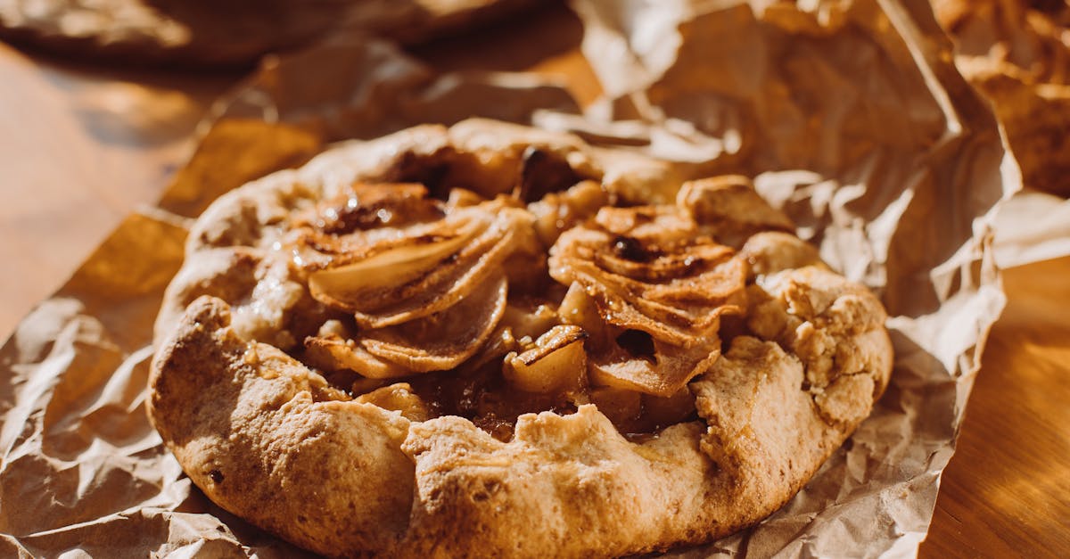 découvrez la recette classique de la tarte aux pommes, un dessert réconfortant et irrésistible. avec sa pâte dorée et sa garniture de pommes parfumées à la cannelle, cette apple pie est parfaite pour toutes les occasions.