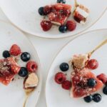 découvrez notre délicieux cheesecake, un dessert crémeux et savoureux qui ravira vos papilles. parfaitement équilibré entre douceur et légèreté, il se décline en plusieurs saveurs pour satisfaire tous les gourmands. idéal pour toutes les occasions, ce classique de la pâtisserie américaine s'invite à votre table avec une touche de sophistication.